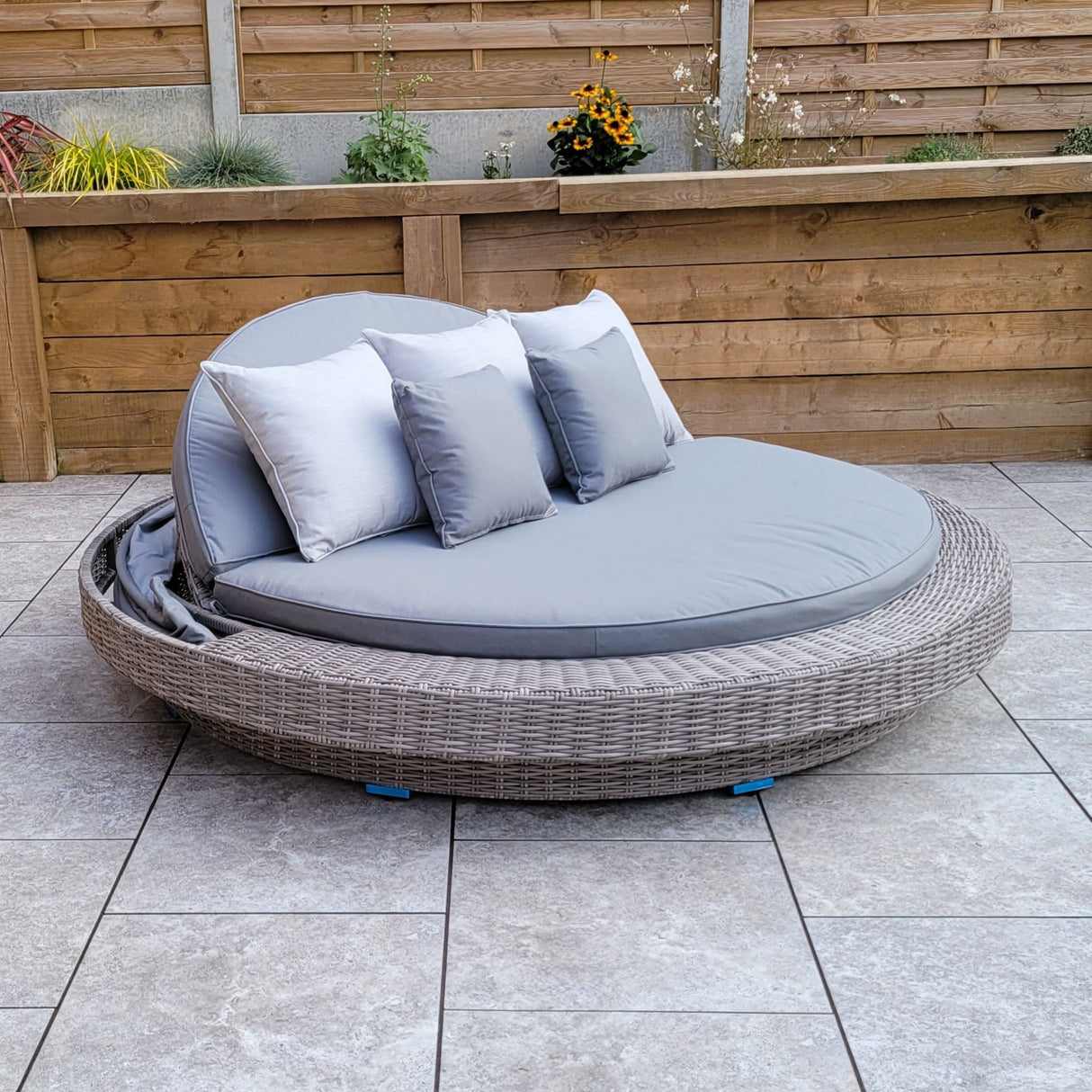 Signature Weave Madison Round Daybed with Canopy