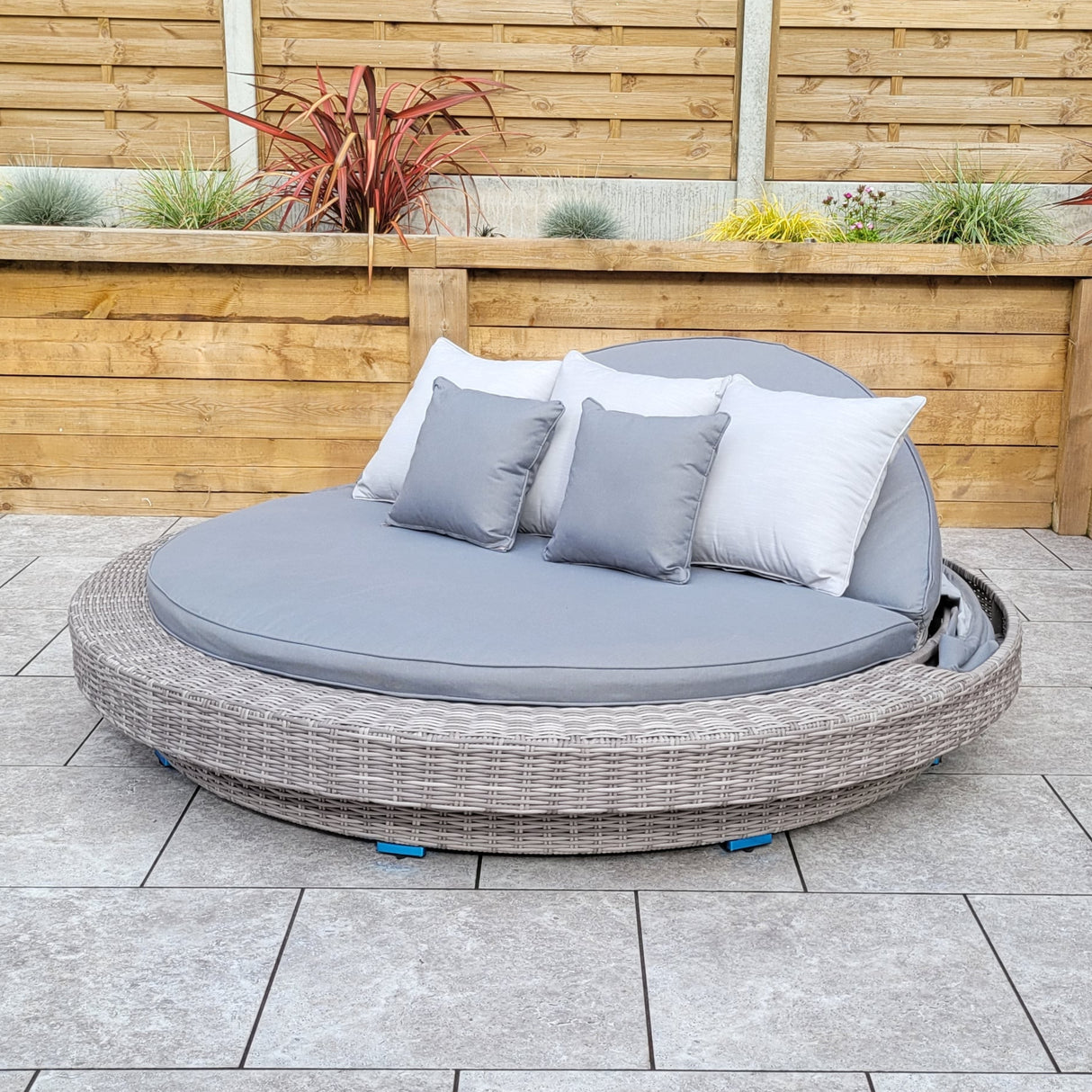 Signature Weave Madison Round Daybed with Canopy