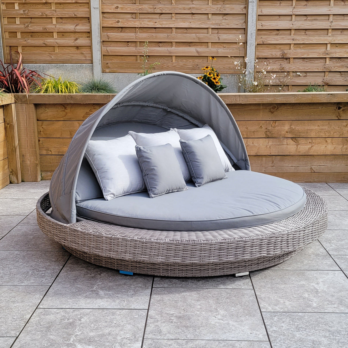 Signature Weave Madison Round Daybed with Canopy