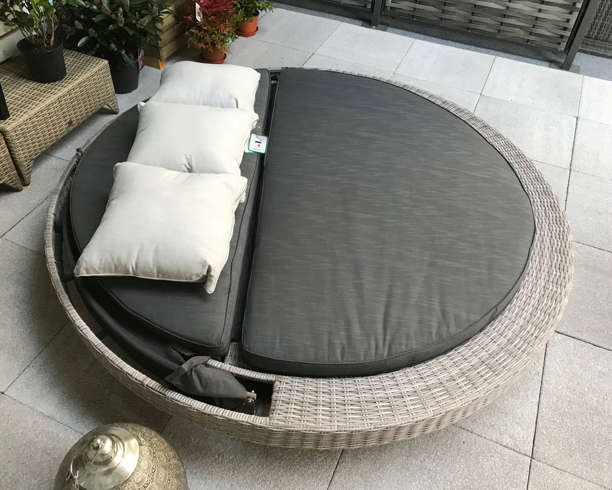 Signature Weave Madison Round Daybed with Canopy
